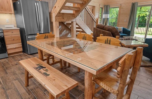 Ridgedale Cabin | Log Cabin Near Thunder Ridge & Top of the Rock Free Attraction Tickets Private Hot Tub Bonus Loft
