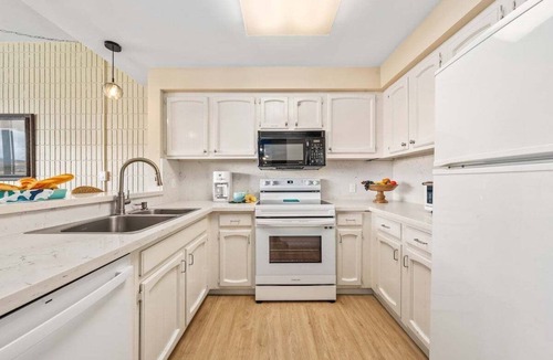 Historic Lahaina Front Street Condo | LS PH4 Breathtaking Panoramic Mountain Views