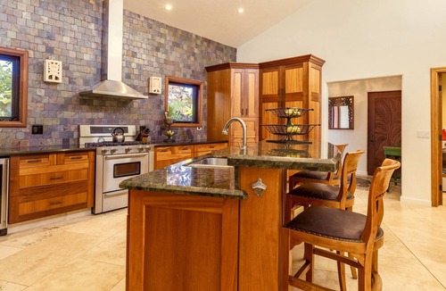 Kihei House | Lux family-friendly. Steps to beaches, restaurants & shopping.