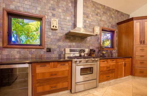 Kihei House | Lux family-friendly. Steps to beaches, restaurants & shopping.