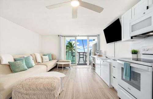 Punaluu House | Luxury Beachfront Condo