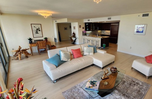 Waikiki Apartment | Luxury + Ocean Views at Watermark Waikiki