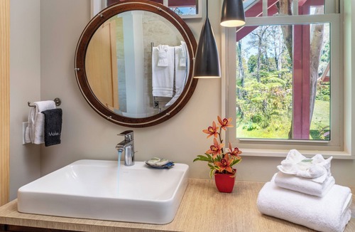 Volcano House | Luxury Suite 1 Mile from Volcanoes National Park