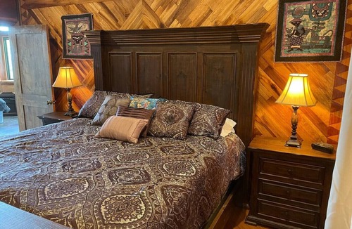 Paukaa Bed & Breakfast | Magic Skies Hawaiian Kingdom Hula Room