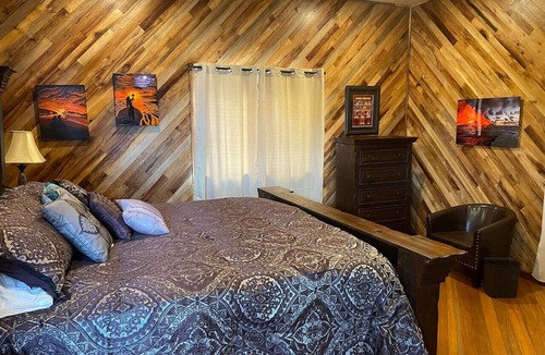 Paukaa Bed & Breakfast | Magic Skies Hawaiian Kingdom Hula Room