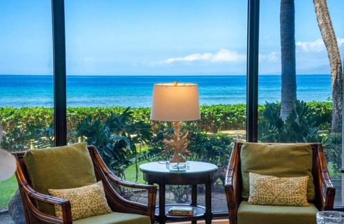 Lahaina Apartment | Mahana Beachfront Walkout