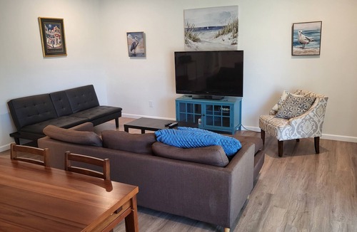 Manoa House | Manoa Cottage with Patios and Decks