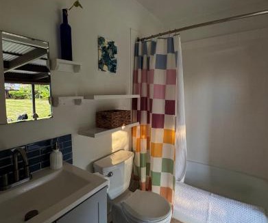 Hilo House | Master Suite with Private Bath 15 min from beach