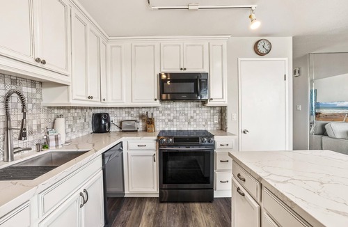 Kihei Condo | Maui Parkshore 414, Beautiful Remodel, Center Cut Top Floor, Amazing Ocean Views