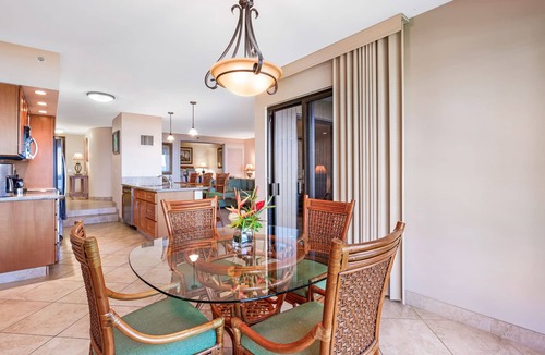 Kaanapali Condo | Maui Resort Rentals: Ka'anapali Ali'i 432 - Deluxe Oceanview Interior Courtyard