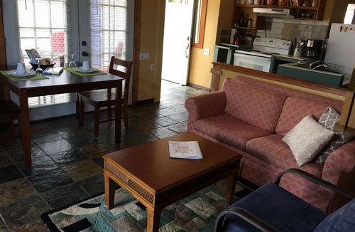 Kapoho Apartment | Mediteranean style 2BR Garden Apartment to block from the Ocean (Cliff)