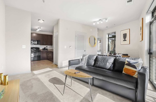 Arlington Apartment | Modern Apt Steps from Metro & Pentagon City