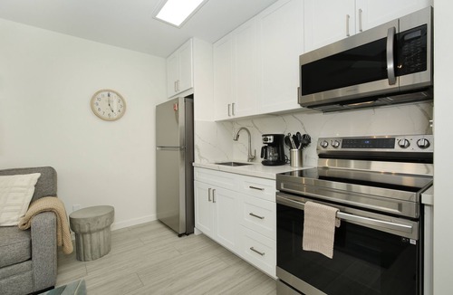 Waikiki Condo | Modern condo in Heart of Waikiki! 1 block to beach, AC, Wi-Fi, free parking!