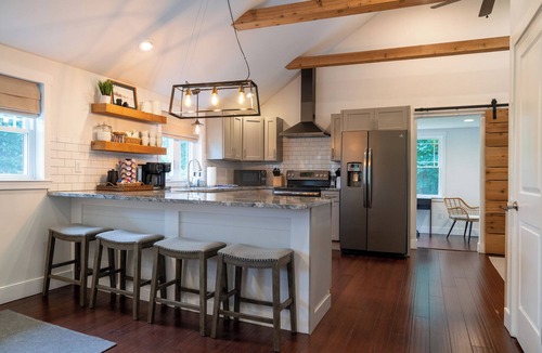 Elizabethtown House | Modern Farmhouse Getaway I 2 BR, Sleeps up to 6