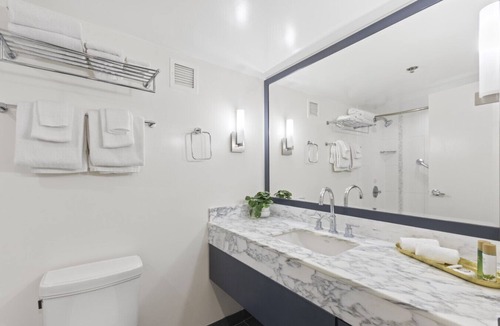Ala Moana Apartment | Modern Hotel | Near Ala Moana, Balcony, Pool, Gym