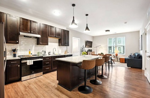 Italian Village Condo | Modern & Spacious 2BD 2BA in Italian Village w Parking, Gym, Pool & Workstation