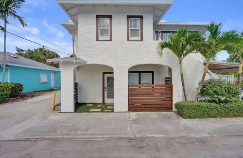 Mango Groves Apartment | Modern Studio w Kitchen and Pool at Lake Worth