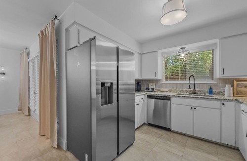 West Arlington House | Modern & Stylish Arlington Home Near AT&T Stadium