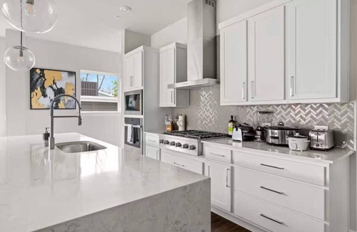 Tarrytown House | Modern Tarrytown Home~5 Minutes to Downtown & UT!
