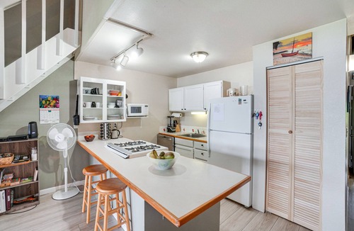 Kaunakakai Condo | Molokai Island Loft: Lanai, Pool + Walk to Beach!