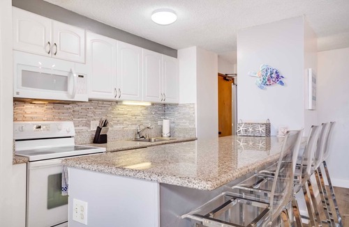 Waikiki Condo | Monthly- Discovery Bay 2203 Ocean/Sunset/Marina/City Views - Q Bed/Twin Sofabed