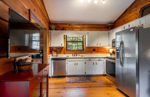 Cherry Log Cabin | Mountain views ⛰️ 5 min to trails, waterfall & river