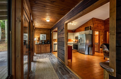 Cherry Log Cabin | Mountain views ⛰️ 5 min to trails, waterfall & river