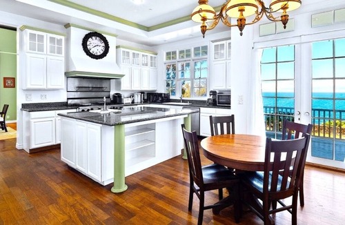 Honomu House | Nestled on 3.5 acres of gorgeous oceanfront property with panoramic ocean views.