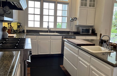 Honomu House | Nestled on 3.5 acres of gorgeous oceanfront property with panoramic ocean views.