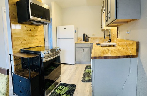 Hilo House | New, beautifully remodeled and tastefully furnished downtown Hilo apt
