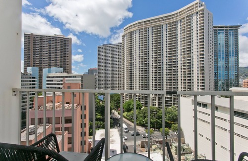 Ala Moana Apartment | Nicely updated Inn on the Park Queen Studio, Near Marina & Fort DeRussy.
