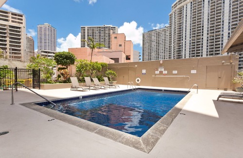 Ala Moana Apartment | Nicely updated Inn on the Park Queen Studio, Near Marina & Fort DeRussy.