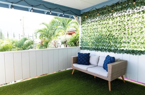 Waialua House | North shore living! Walking distance to Hale’iwa town. Private lanai, AC, WiFi.
