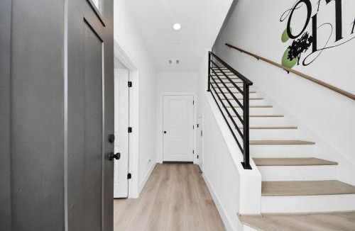 South Central Houston House | OakHaven- Centrally located, near downtown and TMC - Sleeps 10 - 3br3ba