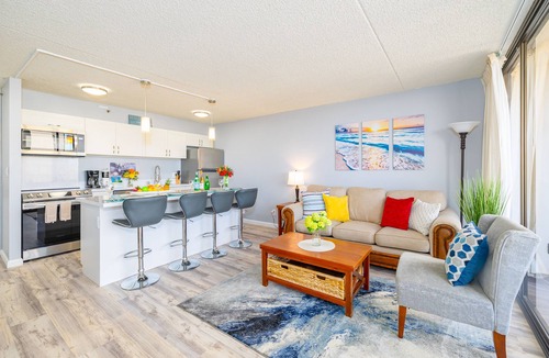 Waikiki Condo | Ocean & Diamond Head Views - Near Beach - Parking!