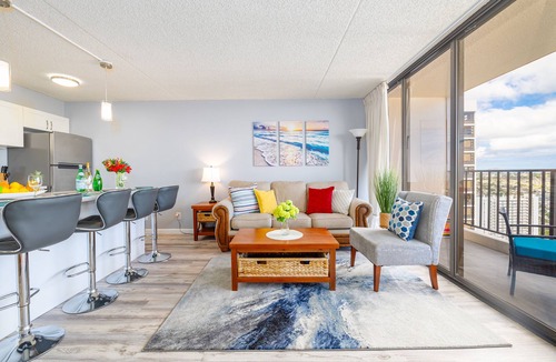 Waikiki Condo | Ocean & Diamond Head Views - Near Beach - Parking!