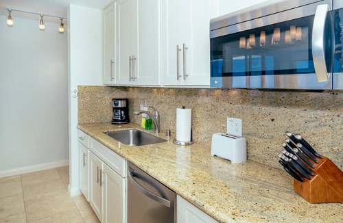 Kaimuki Condo | Ocean & Diamond Head Views Condo by Waikiki Beach at Diamond Head Vista