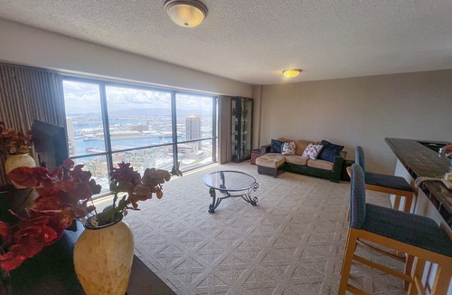 Downtown Honolulu Condo | Ocean View Retro 1-Bedroom at Executive Center