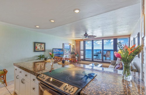 Honokowai Condo | OCEANFRONT 1 Bdrm Condo next to the water! Air conditioned - Kaleialoha 209