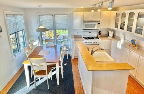 Hyannis Condo | Oceanfront 3BR condo. Visit Hyannis for your Cape holiday! 1600 sq ft home!