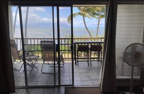 Ualapue Condo | Oceanfront, AC!, king bed, kayaks, pickleball, and beach stuff all included!