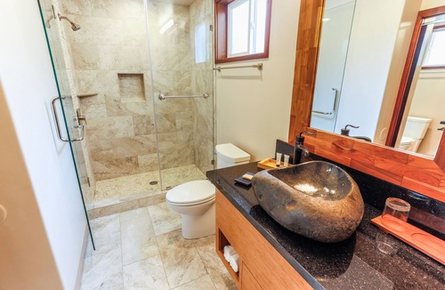 Keaukaha Apartment | Oceanfront Lehua Room - Hilo Beach House Inn
