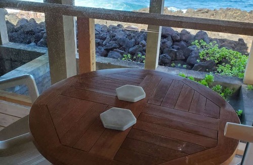 Kapoho Apartment | Oceanfront studio see whales and dolphins