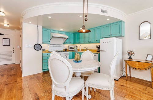 Downtown Honolulu Condo | Oceanfront w/Sunset Views Condo at the Colony Surf Full Kitchen and Parking