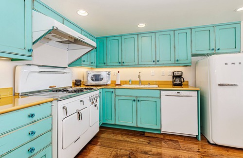 Downtown Honolulu Condo | Oceanfront w/Sunset Views Condo at the Colony Surf Full Kitchen and Parking