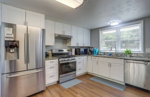 Sugar Hill House | Pet-Friendly Gwinnett County Home Near Lake Lanier