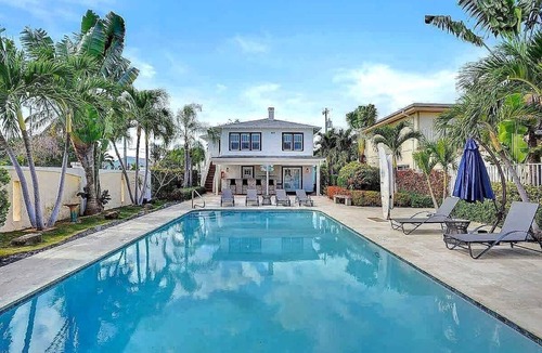 Mango Groves Apartment | Poolside Suite in Lake Worth | 2 Queen Beds
