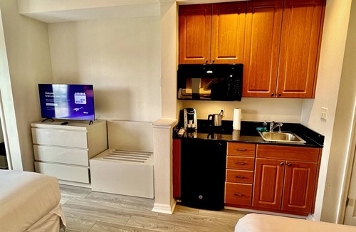 Florida Center Resort | Premium Universal Studios King Bed Resort Studio Free Parking Kitchenette 507H