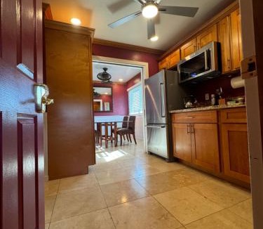 Diamond Head - Kapahulu - St. Louis House | Private Bedroom in Shared Guesthouse Waikiki Beach Area