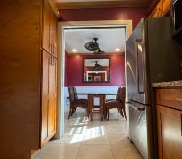 Diamond Head - Kapahulu - St. Louis House | Private Bedroom in Shared Guesthouse Waikiki Beach Area